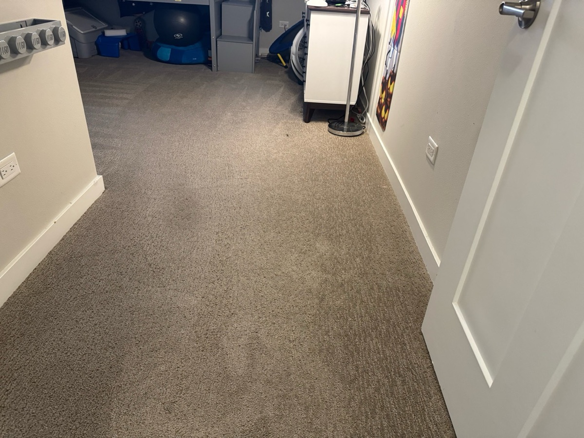 After: Children's room entrance with visible traffic spots, then the same entrance after cleaning